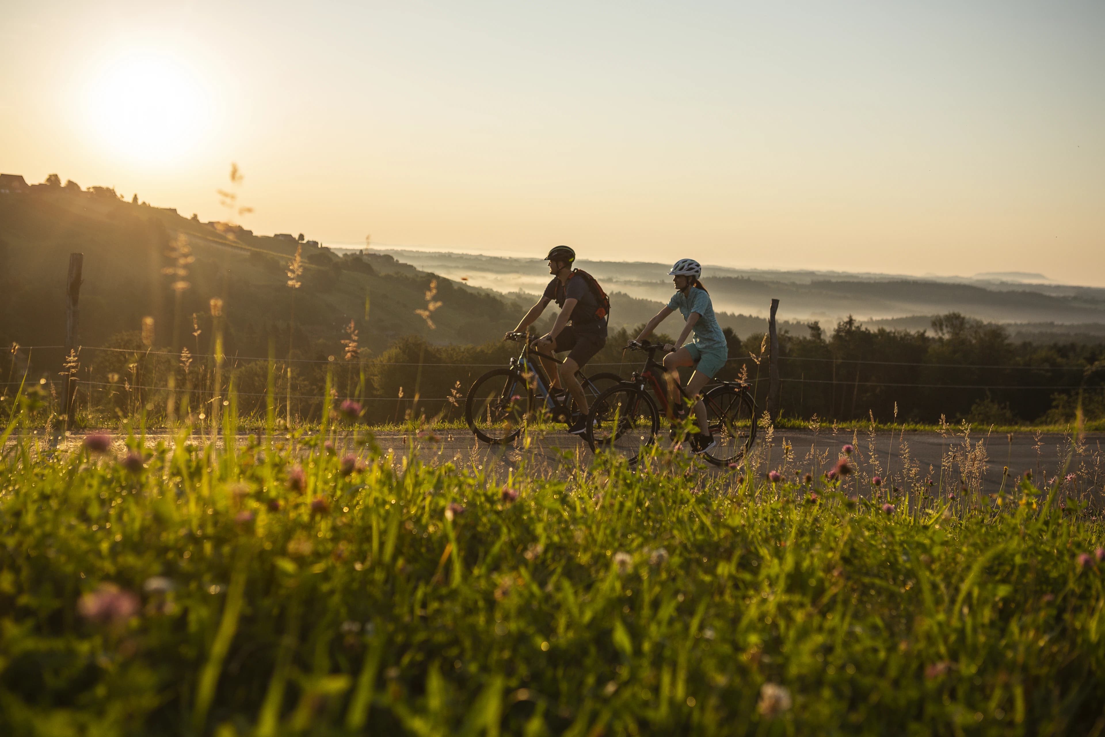 Radfahren bei Sonnenuntergang im Schilcherland