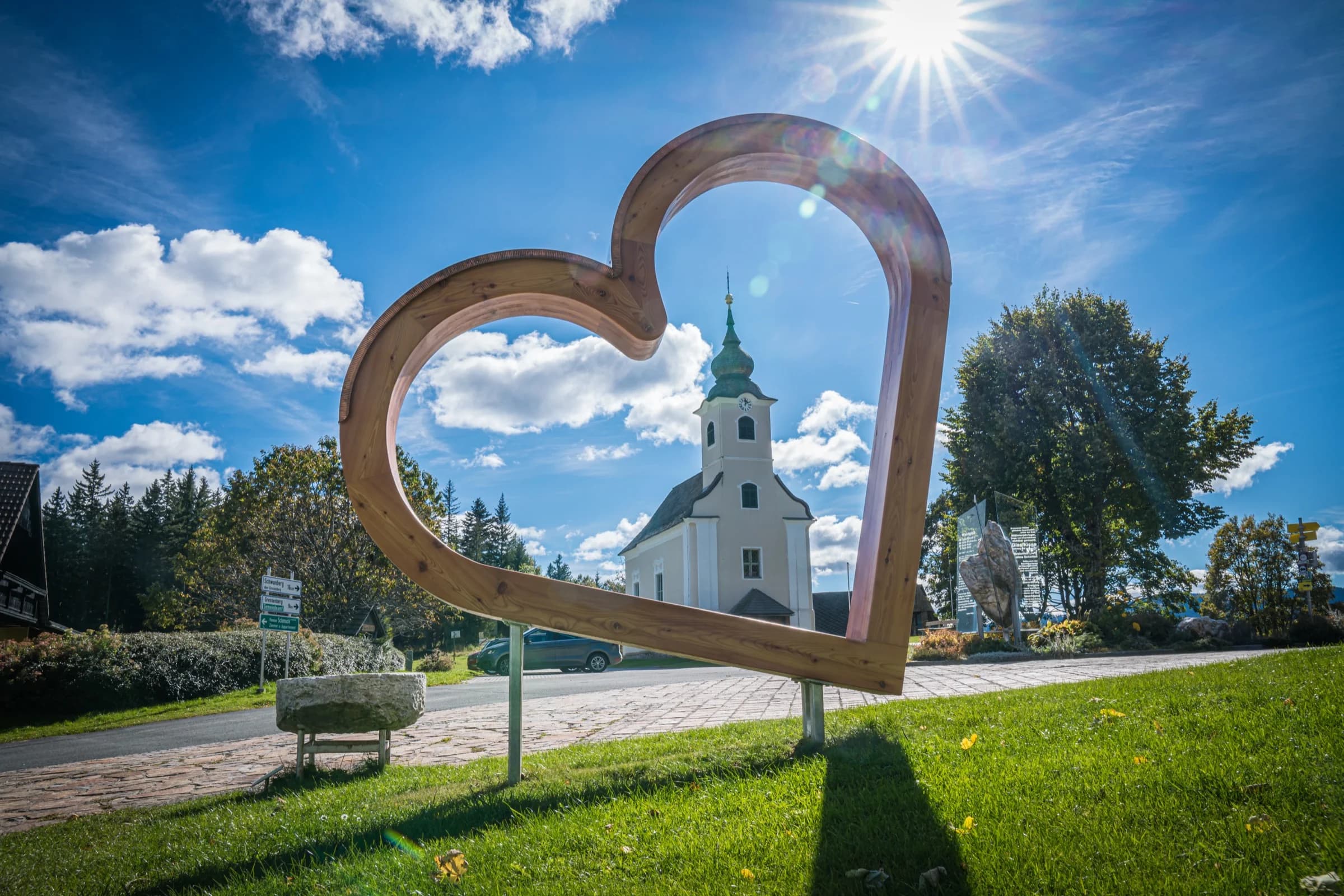 Holzherz mit Kirche in Glashütten